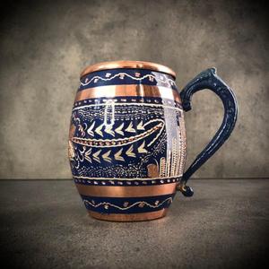 Mug à vin vintage en métal avec motif floral gravé et finition dorée, accessoire de boisson réutilisable en cuivre pour fût et chopes à bière - Product Image 2