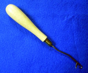 DK-296 ตะขอเกี่ยวพร้อมด้ามไม้ |   อุปกรณ์สำหรับงานถักโครเชต์ - Product Image 1