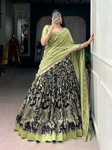Lehenga, Blouse, Choli, Koti en Soie Tussar et Coton avec Imprimé Kalamkari, Cordon de Serrage, Pompons Lourds et Coutures Zippées - Product Image 6