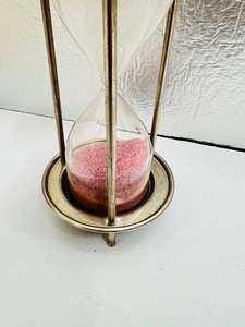 Reloj de arena 3D de 6.5'' con acabado de aluminio y níquel, diseño de cruz, pieza de mesa de fundición de moda para fiesta de graduación - Product Image 3