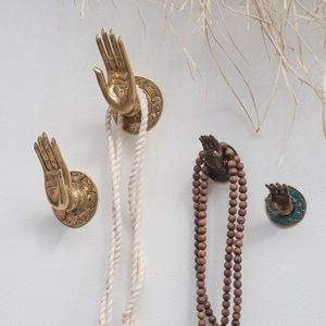 Ganchos de pared de latón antiguo, organizador decorativo para la entrada, solución de almacenamiento hecha a mano para interiores de casas modernas y rústicas - Product Image 1