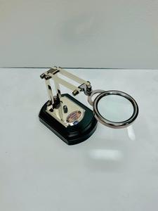 แว่นขยายปรับได้ ทนทาน ทำมือจากนิกเกิลและทองเหลืองสีดำ บนฐานไม้ |   แว่นขยายตั้งโต๊ะแบบคลาสสิก - Product Image 3