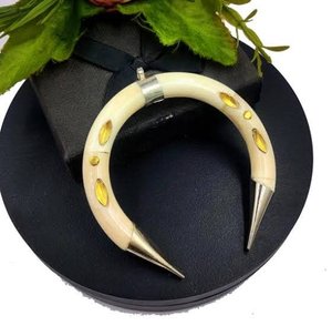 Colgante Artesanal de Hueso con Forma de Luna Creciente y Doble Colmillo, con Incrustaciones de Latón y Tapas de Oro y Plata, 3 Pulgadas, Joyería - Product Image 4