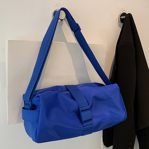 Bolsa Deportiva Unisex Azul de Nailon con Correa Ajustable, Bolsa de Gimnasio Informal de 20-30L de Capacidad, Diseño Duradero de Color Sólido - Product Image 2