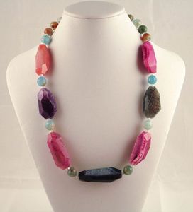 Collier artisanal en résine, Aura Radiante, Collier de perles en résine de luxe, Éclat Prisme, Collier de créateur en résine - Product Image 3