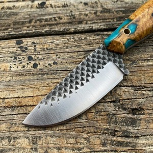 Cuchillo EDC de hoja fija de acero hecho a mano con raspador, mango híbrido de madera de Burl y resina turquesa, con funda de cuero - Product Image 2