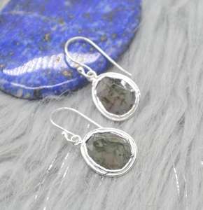 Boucles d'oreilles en argent sterling avec agate mousse, fabriquées à la main avec soin, mettant en valeur la beauté naturelle de la pierre précieuse verte, design intemporel - Product Image 1