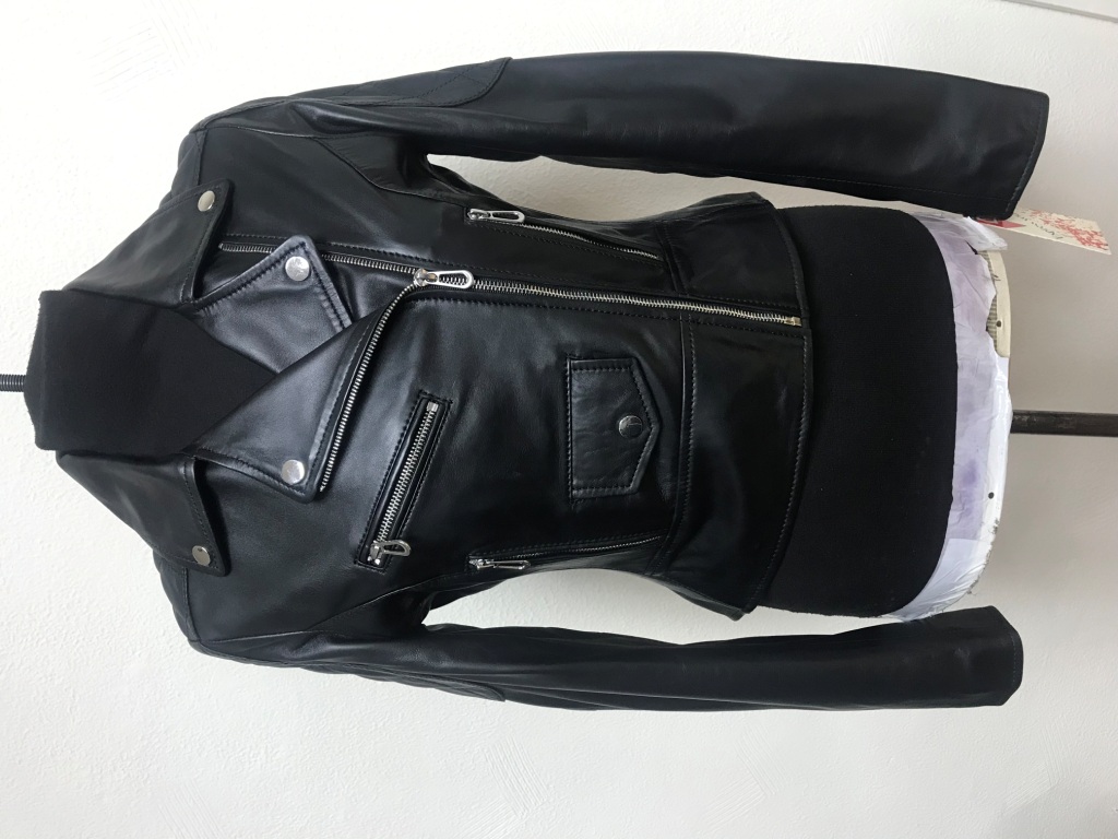 Black W zip@chest
