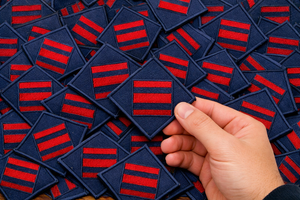 Parche Táctico Bordado con Diseño Diagonal Azul y Negro - Product Image 3