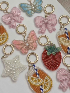 Llavero bordado de pétalos de flor de lirio con cuentas, hecho a mano, colgante floral para bolso, llavero de flor de naranja y rosa, adorno de regalo artesanal - Product Image 3