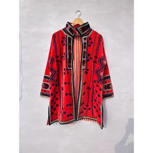 Chaqueta Larga Bohemia Anayra Craft, Roja, Bordada, de Terciopelo Suzani, con Estampado Floral, Cuello Alto, Manga Larga, Forro de Algodón Transpirable - Product Image 1