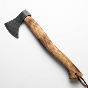 Hache de survie artisanale en acier au carbone pour camping, bushcraft, randonnée, avec manche en bois de frêne et sangle en cuir – Vente directe usine en gros - Product Image 1
