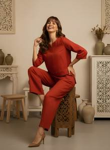 Ensemble coordonné femme en coton slub orange rouille, comprenant un haut uni à col rond et un pantalon palazzo à manches trois quarts, entièrement cousu, style ethnique. - Product Image 2