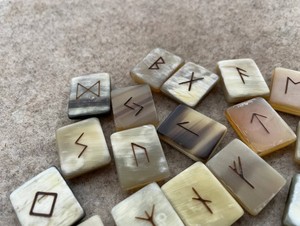 Juego de runas de cuerno, piedras naturales para adivinación espiritual, juego nórdico de la fortuna, diseño simbólico antiguo - Product Image 2