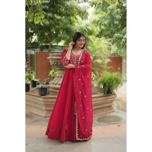 Robe de soirée XL avec broderie de paillettes pour un look glamour - Product Image 3