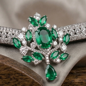 Couronne de luxe en cristal vert émeraude à 5 rangs, en forme de V, pour fronture de cheval, en cuir rembourré personnalisé, faite à la main, élégante, pour dressage - Product Image 1