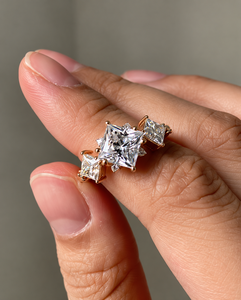 Bague en or rose avec diamant taille princesse pour femme, trois pierres, classique, alliance de mariage et de fiançailles - Product Image 1