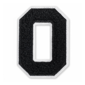 Patch thermocollant lettre O en chenille noire brodée avec fermeture auto-agrippante pour vêtements, chapeaux et sacs - Product Image 1