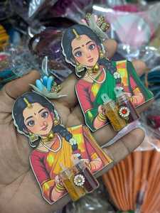 Soporte Tradicional para Haldi y Kumkum para Mujer, Hecho a Mano en el Sur de la India, Imán Étnico para Saree, Imán para Refrigerador, Regalo de Boda - Product Image 3