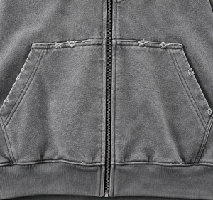Sweat à capuche gris délavé pour homme avec détails usés, impression logo streetwear premium pour homme - Product Image 3