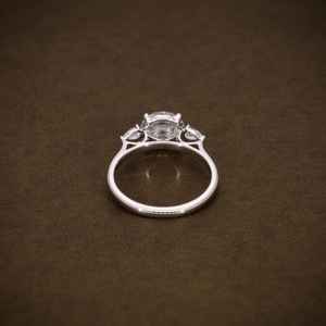 Precioso Anillo de Tres Piedras de Moissanita con Corte Redondo para Mujer, Plata 925 Original, Ideal para Regalo de Cumpleaños para Novia - Product Image 3