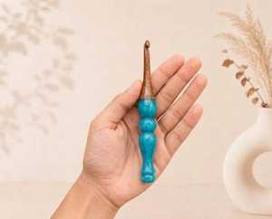Figurine en résine époxy personnalisée avec motif floral, couleurs rouge et bleu, pour l'artisanat et la collection d'art - Product Image 1