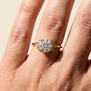 Anillo de compromiso floral de oro amarillo de 14 quilates con diamante redondo cultivado en laboratorio y detalles laterales de hoja, anillo solitario de diamante para mujer - Product Image 6