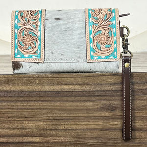 กระเป๋าคลัทช์หนังวัวแท้ลายแกะสลักสีเทอร์ควอยซ์สำหรับผู้หญิง ดีไซน์ทันสมัย ขนาดบาง ใส่เงินสดและบัตรได้ พร้อมสายคล้องมือ ใช้ได้ทุกวัน - Product Image 5