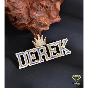 Collar con Colgante DEREK Personalizado de Diamante Moissanite Premium, Diseño de Letra en Forma de Corona con Detalles en Azul - Product Image 2