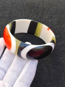 กำไลข้อมือเรซิ่นทำมือลายทางสีดำสีขาวสีเขียวสีแดงเครื่องประดับแฟชั่นงานศิลปะสะสม - Product Image 1