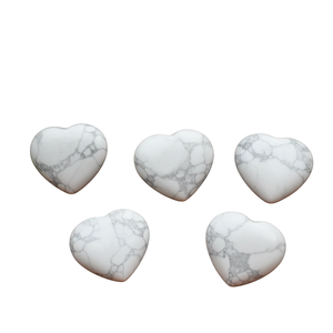 Pierre de cristal en howlite blanche naturelle en forme de cœur pour la méditation, le soulagement du stress et la décoration de la maison - Product Image 1