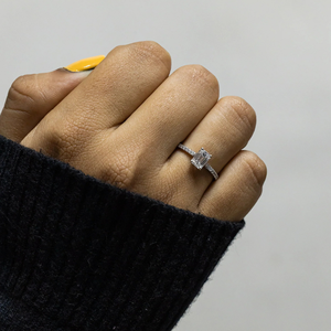 Bague de fiançailles taille émeraude pour femme, sertie de diamants pavés, à quatre griffes, bijoux de mariage, plaqué rhodium, pour soirée, fabriquée en argent 925 - Product Image 5