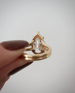 แหวนเพชรทรงลูกแพร์ขนาด 4.50 กะรัต เพชรเพาะเลี้ยง ตัวเรือนทองคำขาว 14K แบบ 5 กรงเล็บ แหวนวงแหวนแยกส่วน แหวนหมั้นแบบโซลิแทร์ - Product Image 2