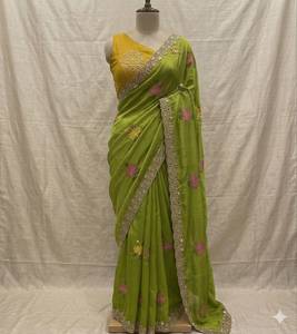 Sari de seda Rangoli con bordado en toda la prenda, hermoso diseño floral y trabajo con espejos reales con borde recortado. - Product Image 4