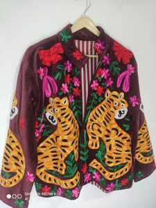 Veste Suzani en velours marron avec motif tigre et broderie florale complexe, attrayante pour les femmes, artisanale traditionnelle indienne, manteau d'hiver. - Product Image 3