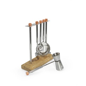 Ensemble d'outils de bar sur support en bois avec outils en acier inoxydable, parfait pour la mixologie professionnelle et le service de boissons, provenant d'Inde. - Product Image 3