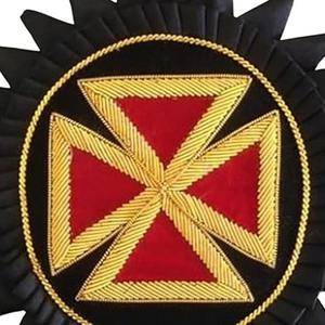 Badge Rosette Croix de la Grande Commanderie des Chevaliers Templiers – Broderie à la main en fil d'or sur velours rouge et tissu de blazer noir - Product Image 4
