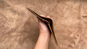 Portefeuille en cuir minimaliste personnalisé avec porte-cartes pop-up intelligent, support pour Apple AirTag, vente en gros, logo personnalisé, OEM - Product Image 4