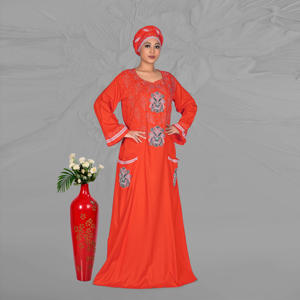 Kaftan en rayonne brodé avec motifs décoratifs sur le devant, détails élégants des manches, accentuation des poches latérales et longueur au sol gracieuse - Product Image 4