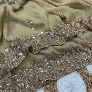 Exquisito Saree con Cuentas Doradas y Brillo de Terciopelo, Lujosas Lentejuelas y Trabajo Artesanal Cutdana, Incluye Blusa de Diseño - Product Image 4