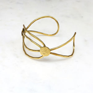 Bracelet manchette en laiton martelé fait main - Jonc géométrique bohème - Bijou minimaliste ouvert réglable en or pour le bras - Product Image 5