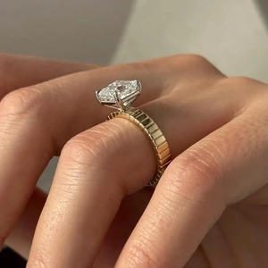 Anillo de compromiso de diamante cultivado en laboratorio de 3 quilates con corte Asscher, anillo solitario de dos tonos con tallo de 3.5 mm y engaste de diamantes blancos. - Product Image 5