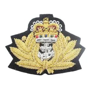 Distintivo del cappello del capitano ricamato a mano OEM con ancoraggio dorato e corona su filo di lingotti d'oro di stoffa nera realizzato all'ingrosso