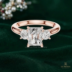 Anillo de compromiso de tres piedras con diamante de corte radiante personalizado, diamante central brillante con dos diamantes laterales redondos, anillo trilogía. - Product Image 3