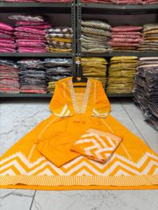Conjunto Pathani Amarillo Tejido y Bordado con Cintura Natural para Mujer, Kurta Estampada con Cuello en V y Manga 3/4, Pantalón y Dupatta, Atuendo Casual y de Ocio - Product Image 4