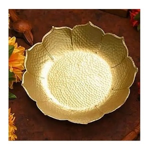 Bol décoratif en métal martelé artisanal avec motif de lotus pour centre de table moderne dans le salon, disponible à prix de gros - Product Image 1