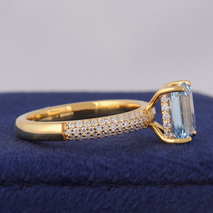 Bague de mariage et de fête en or jaune 14 carats avec diamant de laboratoire bleu taille émeraude 2 carats et halo caché (certifié IGI) – Luxe - Product Image 2