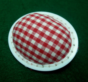 AA0281 Wrist <b>Pin</b> Cushion with hook & Loop | Round Checkered <b>Pin</b> Cushion <b>Sewing</b> Accessory Simple Textile Portable Convenient - Product Image 1