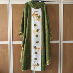 Chasuble vert pour clergé avec bordure dorée et motif de vigne brodé – Vêtement liturgique formel pour prêtres - Product Image 1