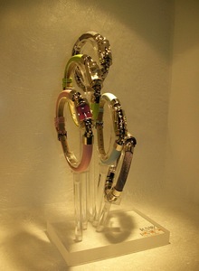 2025 nouveau présentoir de montre en acrylique personnalisé de luxe de haute qualité avec logo C.Ring pour magasins et magasins - Product Image 5